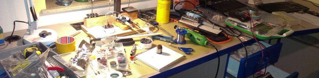 Damogran Labs: a work desk in the fury of an engineering battle.